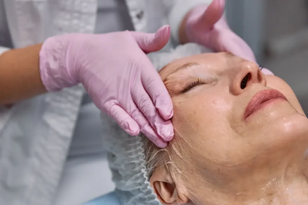 Maestría en Enfermería en Peelings, Microneedling y Procedimientos Dermoestéticos 2