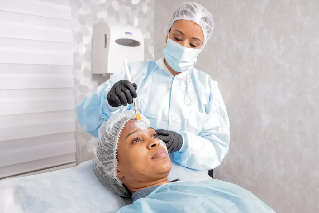 Maestría en Enfermería en Peelings, Microneedling y Procedimientos Dermoestéticos 3