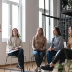 cerrar-mujeres-y-hombres-en-terapia.webp